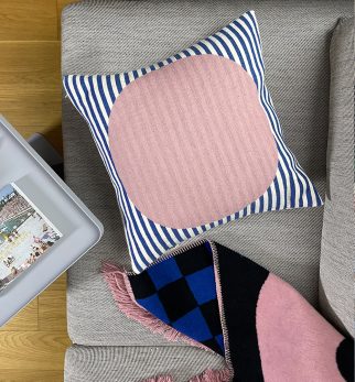 Żakardowa poduszka SUN Sun Pink Hogai – ręcznie robiona poduszka z surowej bawełny z różowym akcentem.