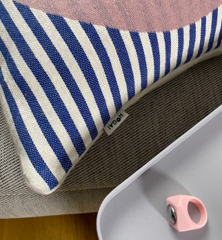 Żakardowa poduszka SUN Sun Pink Hogai – ręcznie robiona poduszka z surowej bawełny z różowym akcentem.