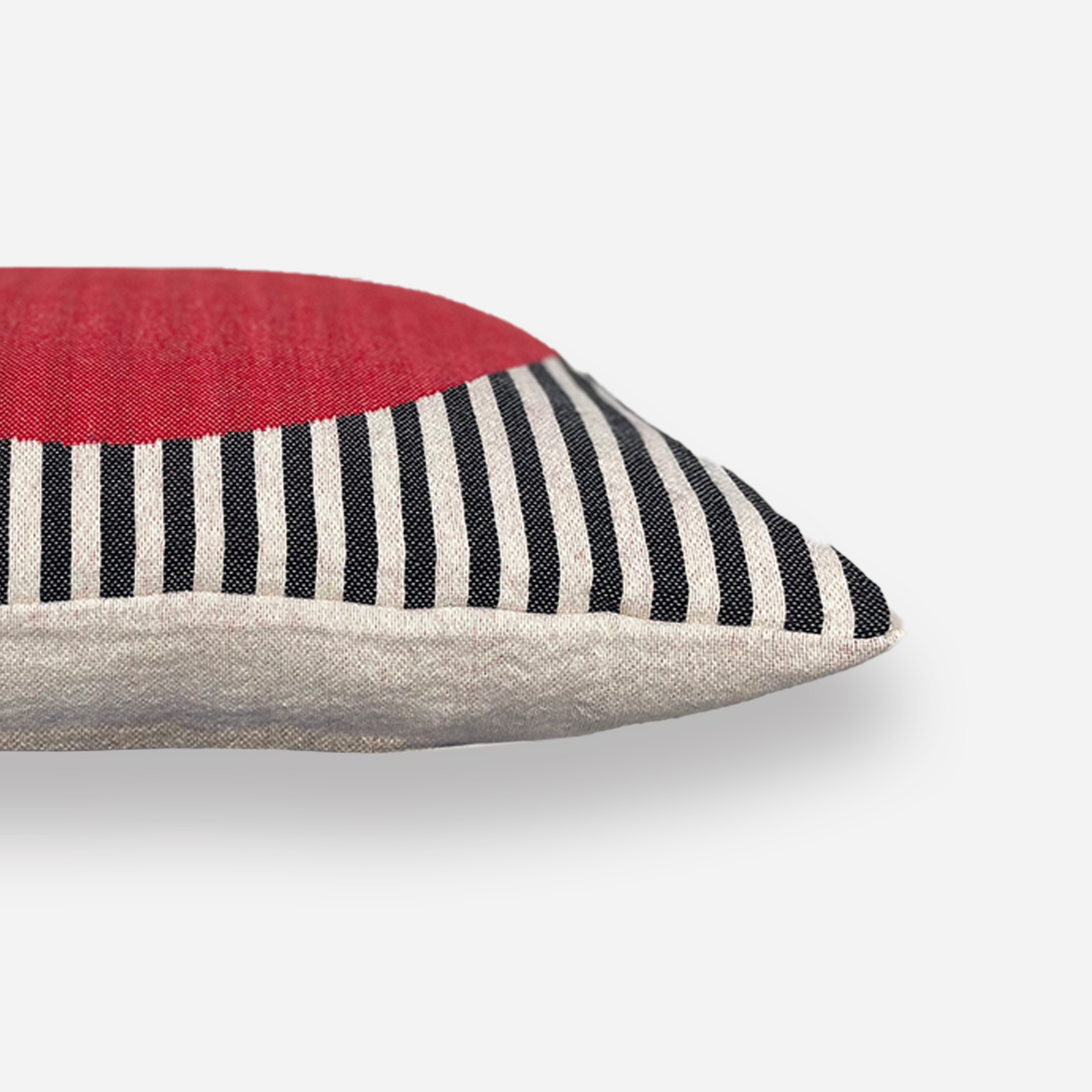 Żakardowa poduszka SUN Sun Red Hogai – ręcznie robiona poduszka z surowej bawełny z czerwonym akcentem.