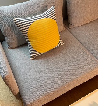 Żakardowa poduszka SUN Sun Yellow Hogai – ręcznie robiona poduszka z surowej bawełny z żółtym akcentem.