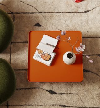 Pomarańczowy designerski stolik kawowy Journalist Orange Joy Hogai – nowoczesny metalowy, o lekkiej i wyrafinowanej formie.