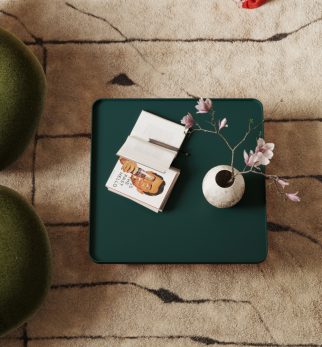 Zielony designerski stolik kawowy Journalist Green Bottle Hogai – nowoczesny metalowy, o lekkiej i wyrafinowanej formie.