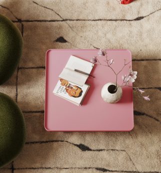 Różowy designerski stolik kawowy Journalist Pink Power Hogai – nowoczesny metalowy, o lekkiej i wyrafinowanej formie.