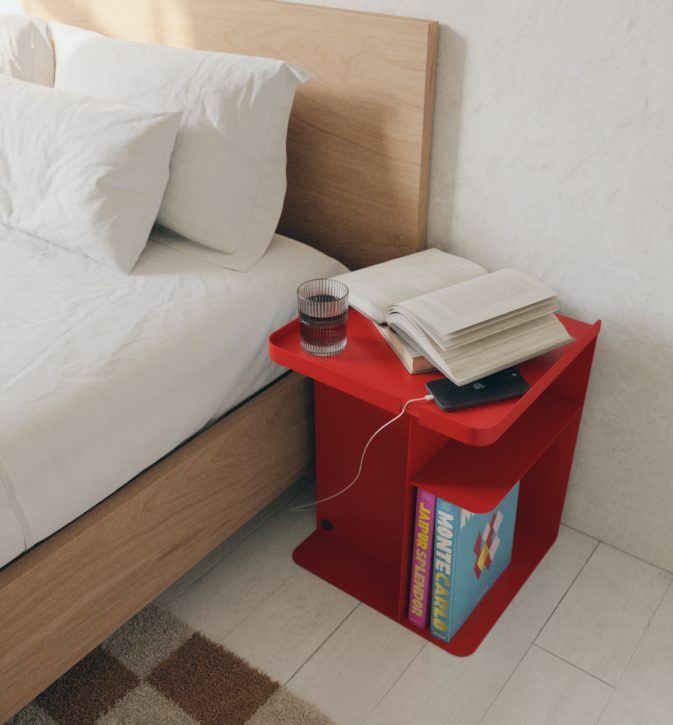 Czerwony stolik nocny Tailor Red Light Hogai – nowoczesny metalowy stolik o lekkiej i pojemnej formie.