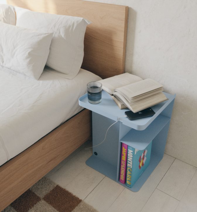 Błęitny stolik nocny Tailor Baby Blue Hogai – nowoczesny metalowy stolik o lekkiej i pojemnej formie.