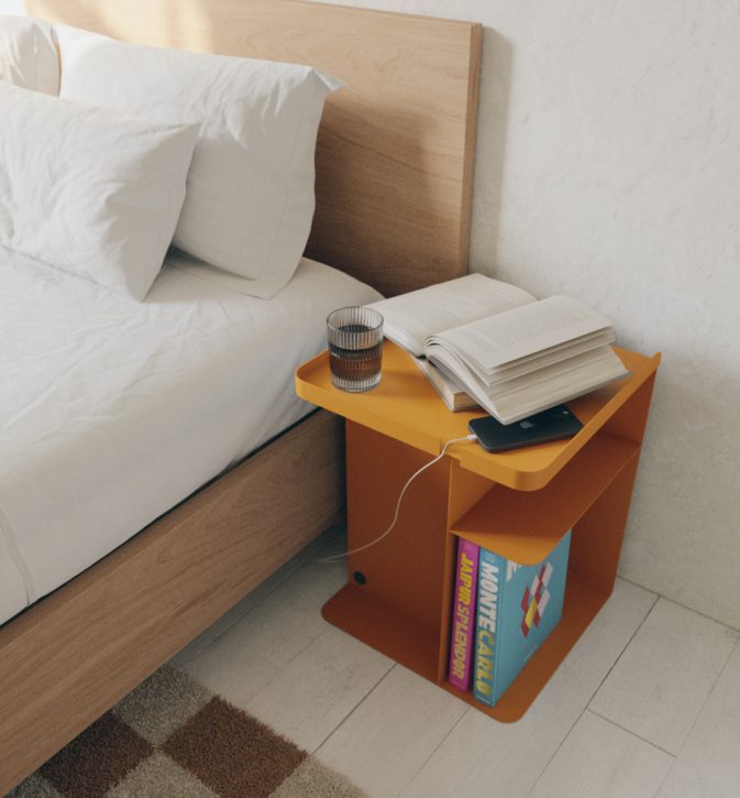 Pomarańczowy stolik nocny Tailor Orange Joy Hogai – nowoczesny metalowy stolik o lekkiej i pojemnej formie.