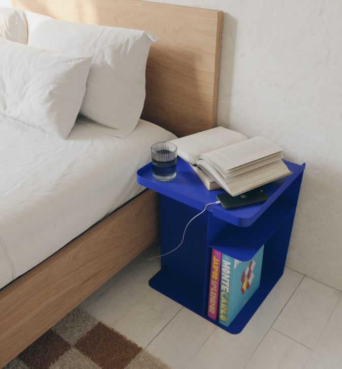 Kobaltory stolik nocny Tailor Cobalt Love Hogai – nowoczesny metalowy stolik o lekkiej i pojemnej formie.