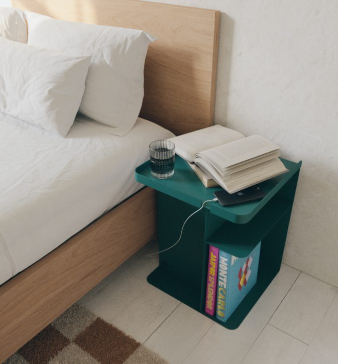 Zielony stolik nocny Tailor Green Bottle Hogai – nowoczesny metalowy stolik o lekkiej i pojemnej formie.
