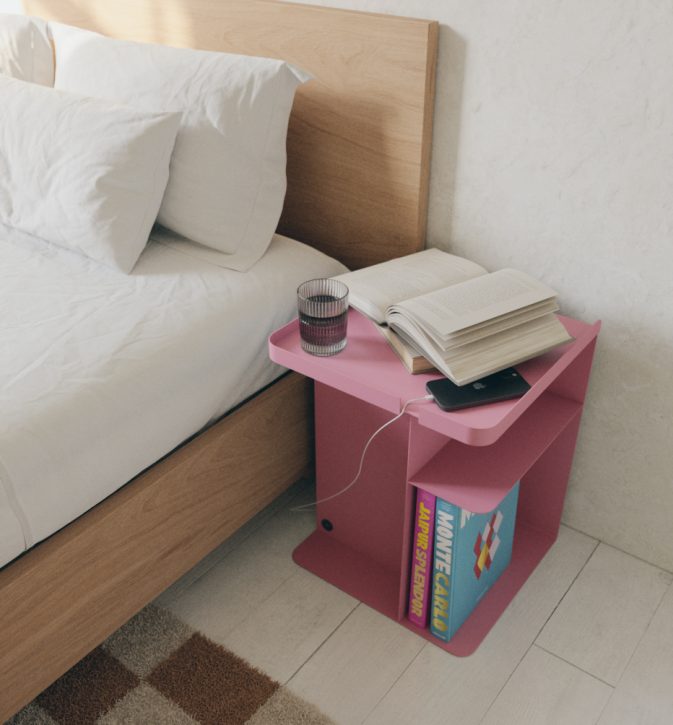 Różowy stolik nocny Tailor Pink Power Hogai – nowoczesny metalowy stolik o lekkiej i pojemnej formie.