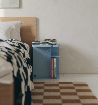 Błęitny stolik nocny Tailor Baby Blue Hogai – nowoczesny metalowy stolik o lekkiej i pojemnej formie.