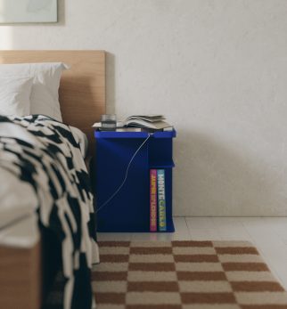 Kobaltory stolik nocny Tailor Cobalt Love Hogai – nowoczesny metalowy stolik o lekkiej i pojemnej formie.