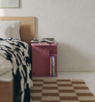 Różowy stolik nocny Tailor Pink Power Hogai – nowoczesny metalowy stolik o lekkiej i pojemnej formie.