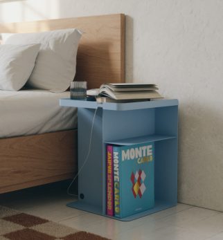Błęitny stolik nocny Tailor Baby Blue Hogai – nowoczesny metalowy stolik o lekkiej i pojemnej formie.