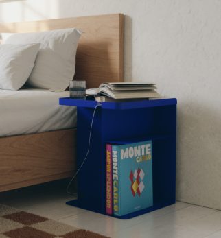 Kobaltory stolik nocny Tailor Cobalt Love Hogai – nowoczesny metalowy stolik o lekkiej i pojemnej formie.