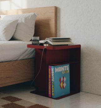 Burgundowy stolik nocny Tailor Burgundy Star Hogai – nowoczesny metalowy stolik o lekkiej i pojemnej formie.
