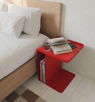 Czerwony stolik nocny Tutor Red Light Hogai – nowoczesny stolik metalowy o asymetrycznej formie.