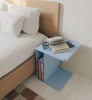 Błękitny stolik nocny Tutor Baby Blue Hogai – nowoczesny stolik metalowy o asymetrycznej formie.