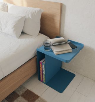 Niebieski stolik nocny Tutor Blue Jeans Hogai – nowoczesny stolik metalowy o asymetrycznej formie.