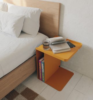 Pomarańczowy stolik nocny Tutor Orange Joy Hogai – nowoczesny stolik metalowy o asymetrycznej formie.