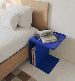 Kobaltowy stolik nocny Tutor Cobalt Love Hogai – nowoczesny stolik metalowy o asymetrycznej formie.