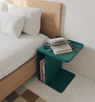 Zielony stolik nocny Tutor Green Bottle Hogai – nowoczesny stolik metalowy o asymetrycznej formie.