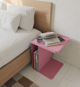 Różowy stolik nocny Tutor Pink Power Hogai – nowoczesny stolik metalowy o asymetrycznej formie.