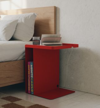 Czerwony stolik nocny Tutor Red Light Hogai – nowoczesny stolik metalowy o asymetrycznej formie.