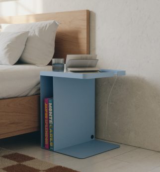 Błękitny stolik nocny Tutor Baby Blue Hogai – nowoczesny stolik metalowy o asymetrycznej formie.