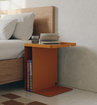Pomarańczowy stolik nocny Tutor Orange Joy Hogai – nowoczesny stolik metalowy o asymetrycznej formie.