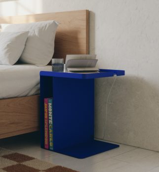 Kobaltowy stolik nocny Tutor Cobalt Love Hogai – nowoczesny stolik metalowy o asymetrycznej formie.