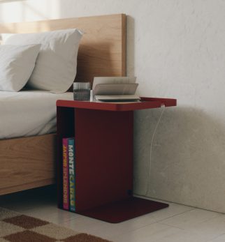 Czerwony stolik nocny Tutor Red Light Hogai – nowoczesny stolik metalowy o asymetrycznej formie.