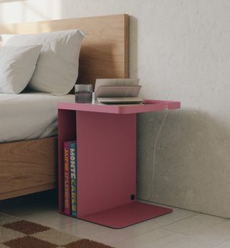 Różowy stolik nocny Tutor Pink Power Hogai – nowoczesny stolik metalowy o asymetrycznej formie.