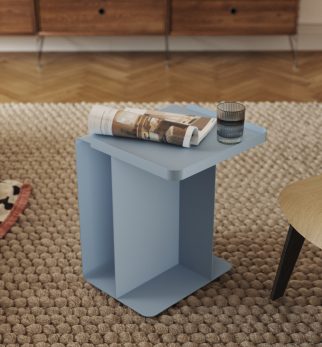 Błękitny stolik pomocniczy Actress Baby Blue – nowoczesny mebel metalowy o smukłej, dynamicznej formie.