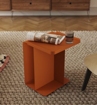 Pomarańczowy stolik pomocniczy Actress Orange Joy – nowoczesny mebel metalowy o smukłej, dynamicznej formie.
