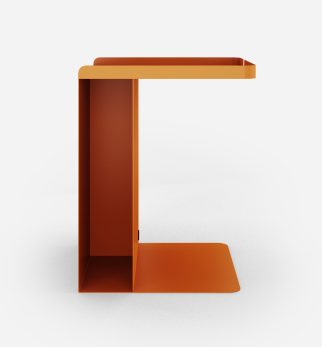 Pomarańczowy stolik nocny Tutor Orange Joy Hogai – nowoczesny stolik metalowy o asymetrycznej formie.