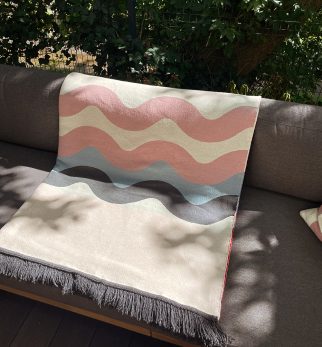 Designerska bawełniana narzuta na łóżko Surfer Baltic Red od Hogai. 165x210 cm – czerwono biały wzór inspirowany Bałtykiem.