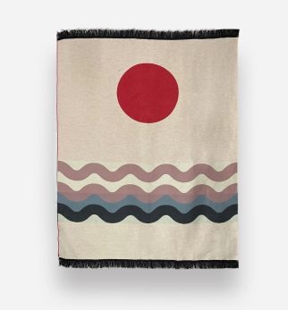 Designerska bawełniana narzuta na łóżko Surfer Baltic Red od Hogai. 165x210 cm – czerwono biały wzór inspirowany Bałtykiem.