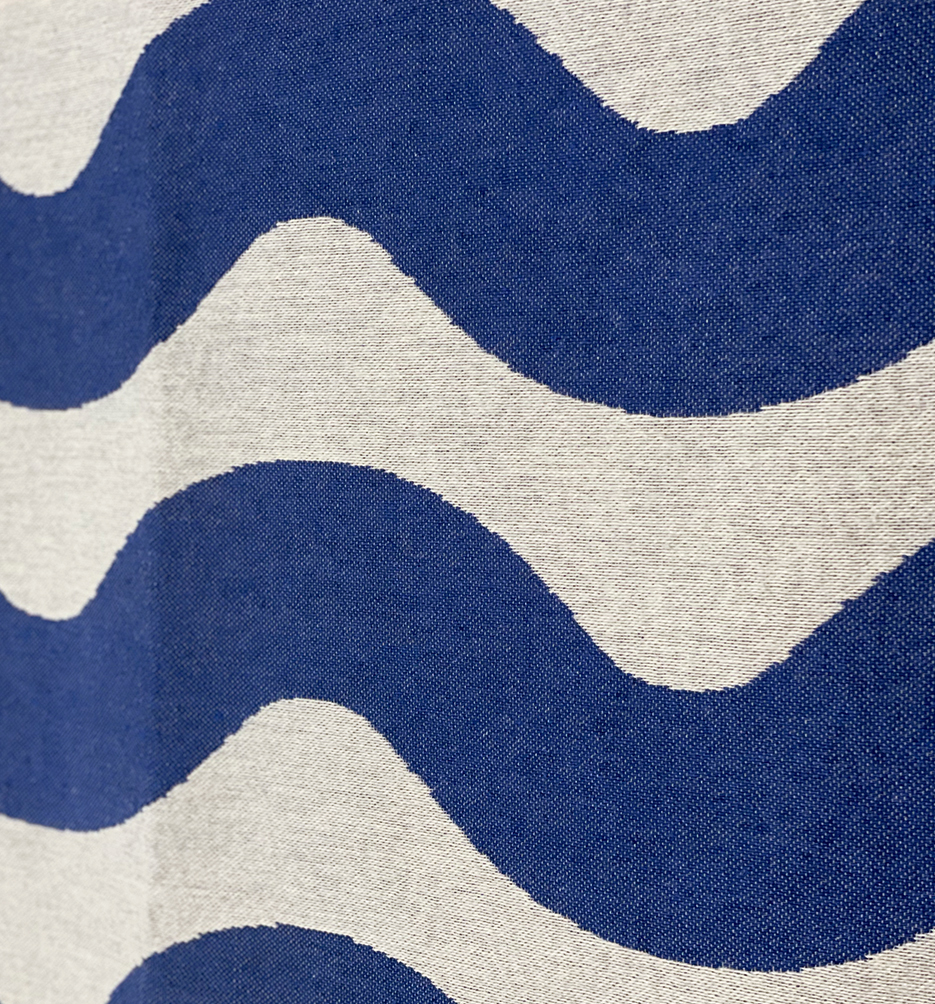Designerska bawełniana narzuta na łóżko Surfer Baltic Blue 165x210 cm – błękitno-beżowy geometryczny wzór od Hogai.