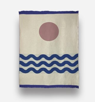 Designerska bawełniana narzuta na łóżko Surfer Baltic Blue od Hogai. 165x210 cm – różowo granatowy wzór inspirowany Bałtykiem.