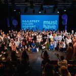 Patrycja bruź-soniewicka, bartek klepiński i katarzyna ekiert hogai odbierają nagrodą must have Łódź design festival