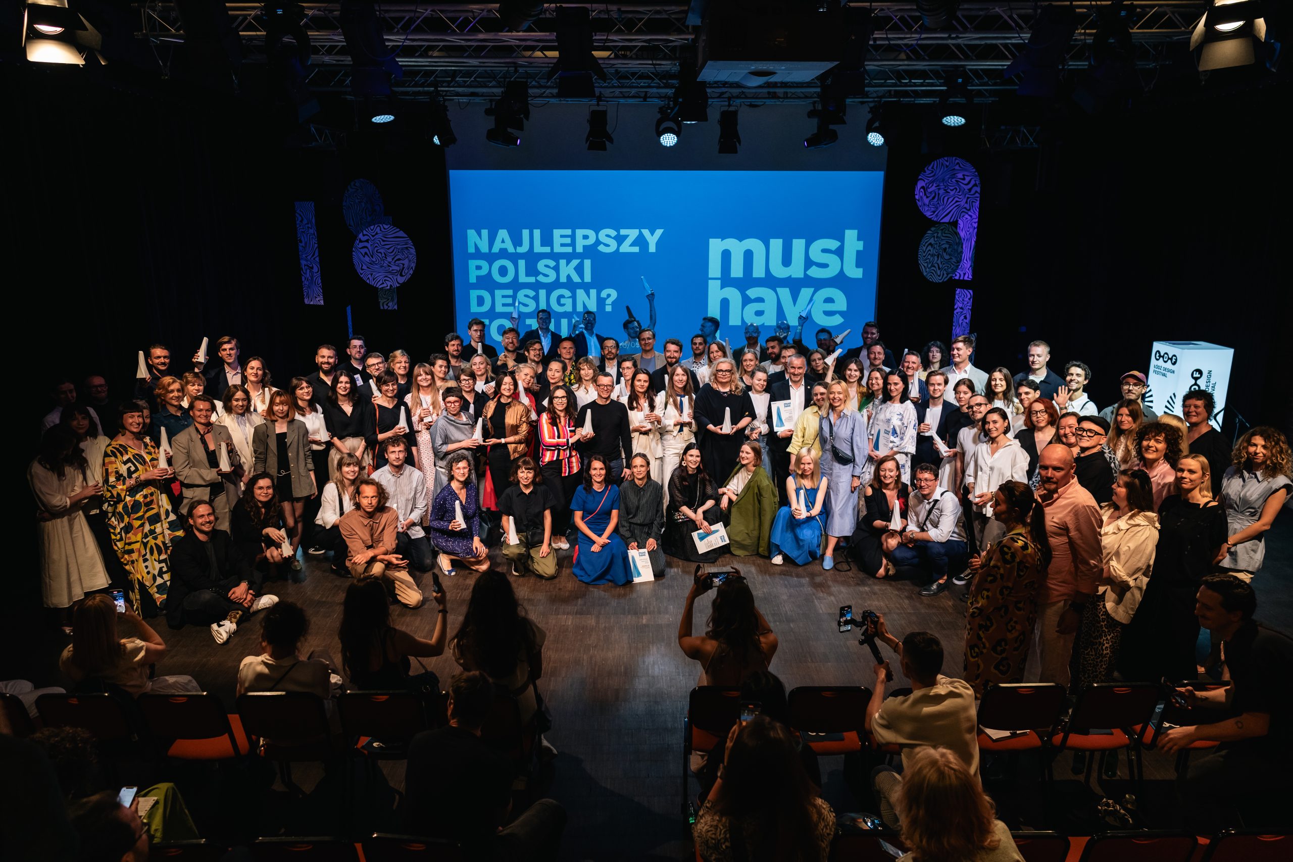 Patrycja bruź-soniewicka, bartek klepiński i katarzyna ekiert hogai odbierają nagrodą must have Łódź design festival