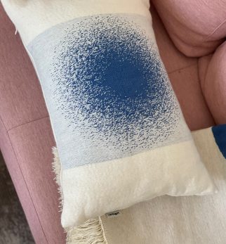 Niebieska poduszka żakardowa Gradient Hogai – nowoczesna poduszka z surowej bawełny z płynnym przejściem kolorów.