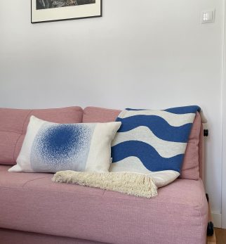 Niebieska poduszka żakardowa Gradient Hogai – nowoczesna poduszka z surowej bawełny z płynnym przejściem kolorów.