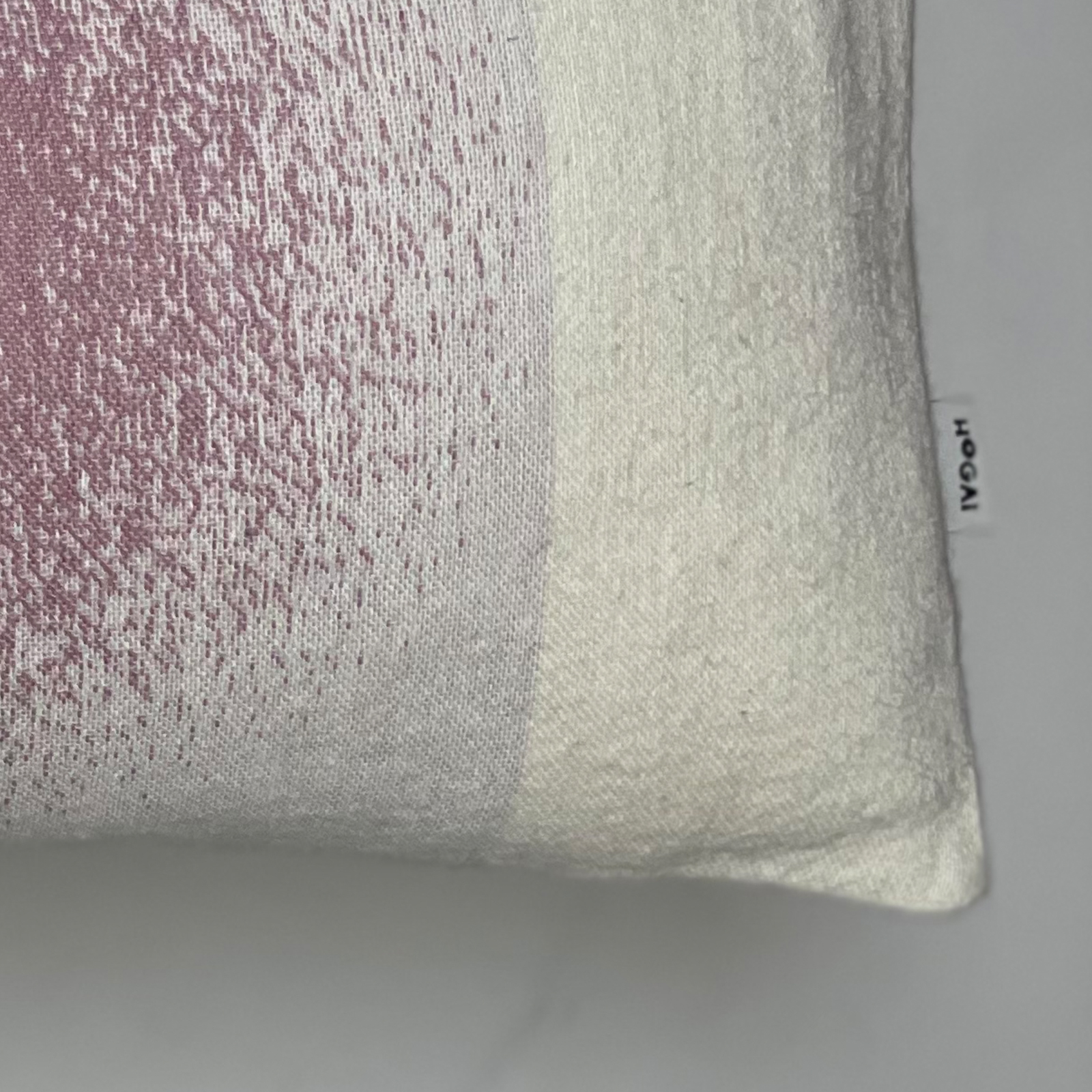 Różowa poduszka żakardowa Gradient Hogai – nowoczesna poduszka z surowej bawełny z płynnym przejściem kolorów.