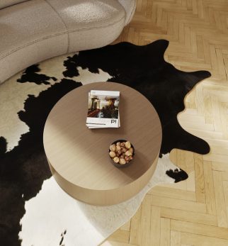 Minimalistyczny, drewniany stolik kawowy Hogai Writer Natural Oak w ciepłym i szlachetnym odcieniu naturalnego dębu.