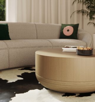 Minimalistyczny, drewniany stolik kawowy Hogai Writer Natural Oak w ciepłym i szlachetnym odcieniu naturalnego dębu.