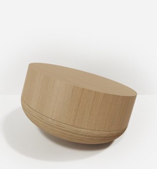 Minimalistyczny, drewniany stolik kawowy Hogai Writer Natural Oak w ciepłym i szlachetnym odcieniu naturalnego dębu.