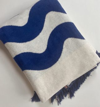 Designerski bawełniany koc Surfer Baltic Blue od Hogai. 150x200 cm – różowo granatowy wzór inspirowany Bałtykiem.