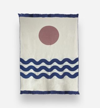 Designerski bawełniany koc Surfer Baltic Blue od Hogai. 150x200 cm – różowo granatowy wzór inspirowany Bałtykiem.