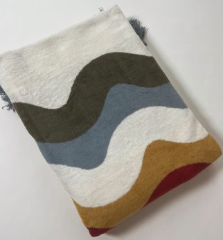 Designerski bawełniany koc Surfer Baltic Sand od Hogai. 15ox200 cm – beżowy surferski wzór inspirowany Bałtykiem.